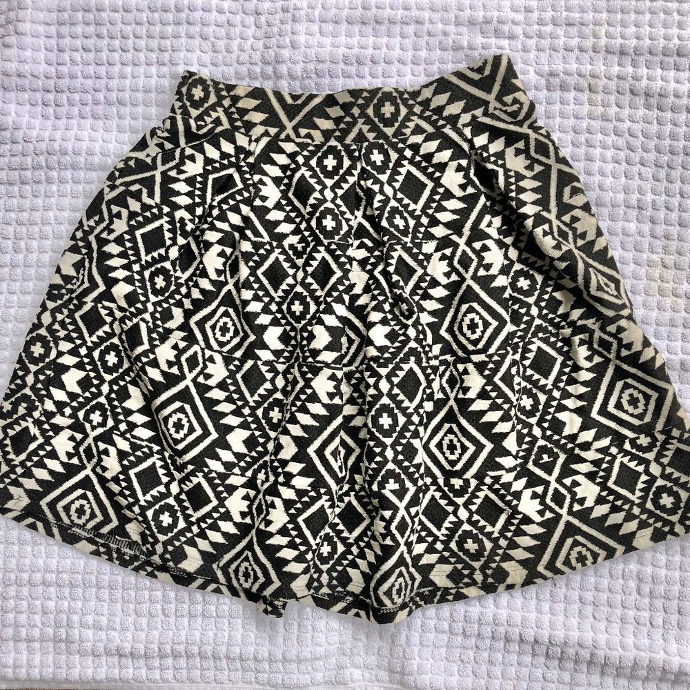 Geometric Pattern Black and White Mini Skirt